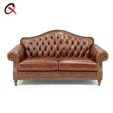 Tveggja sæta sófi í klassískum stíl